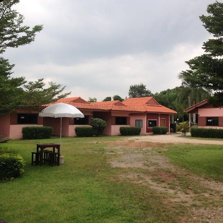 โพธิ์ทองริมทุ่ง Pothong Rimtung Hotel ファン エクステリア 写真