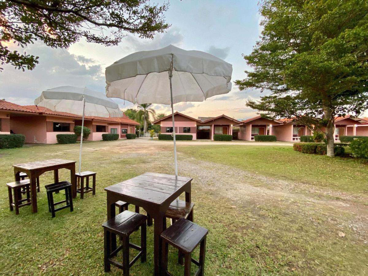 โพธิ์ทองริมทุ่ง Pothong Rimtung Hotel ファン エクステリア 写真